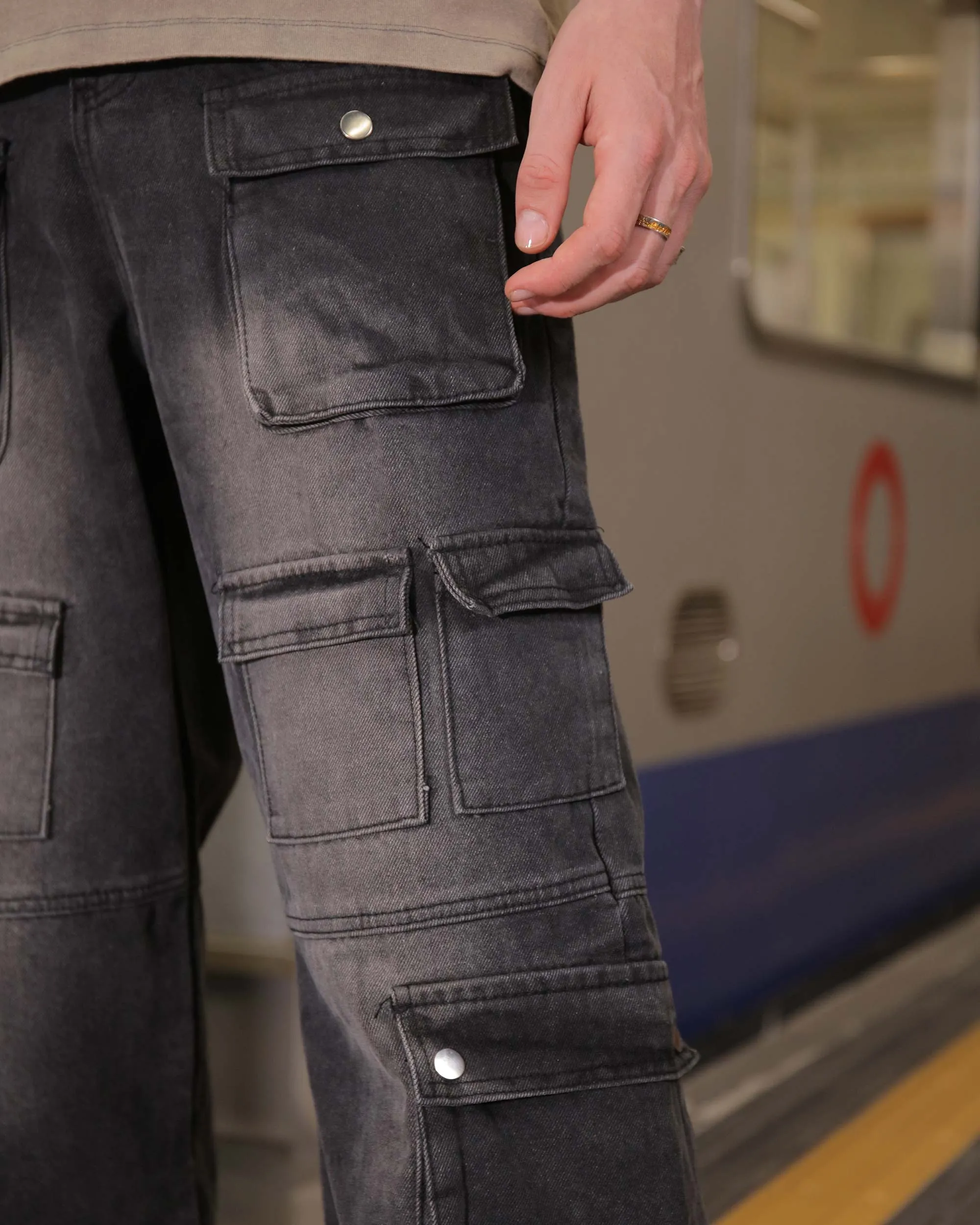 Fashionably Distressed Black Baggy Jeans with Multiple Pockets-Mexico Local Delivery