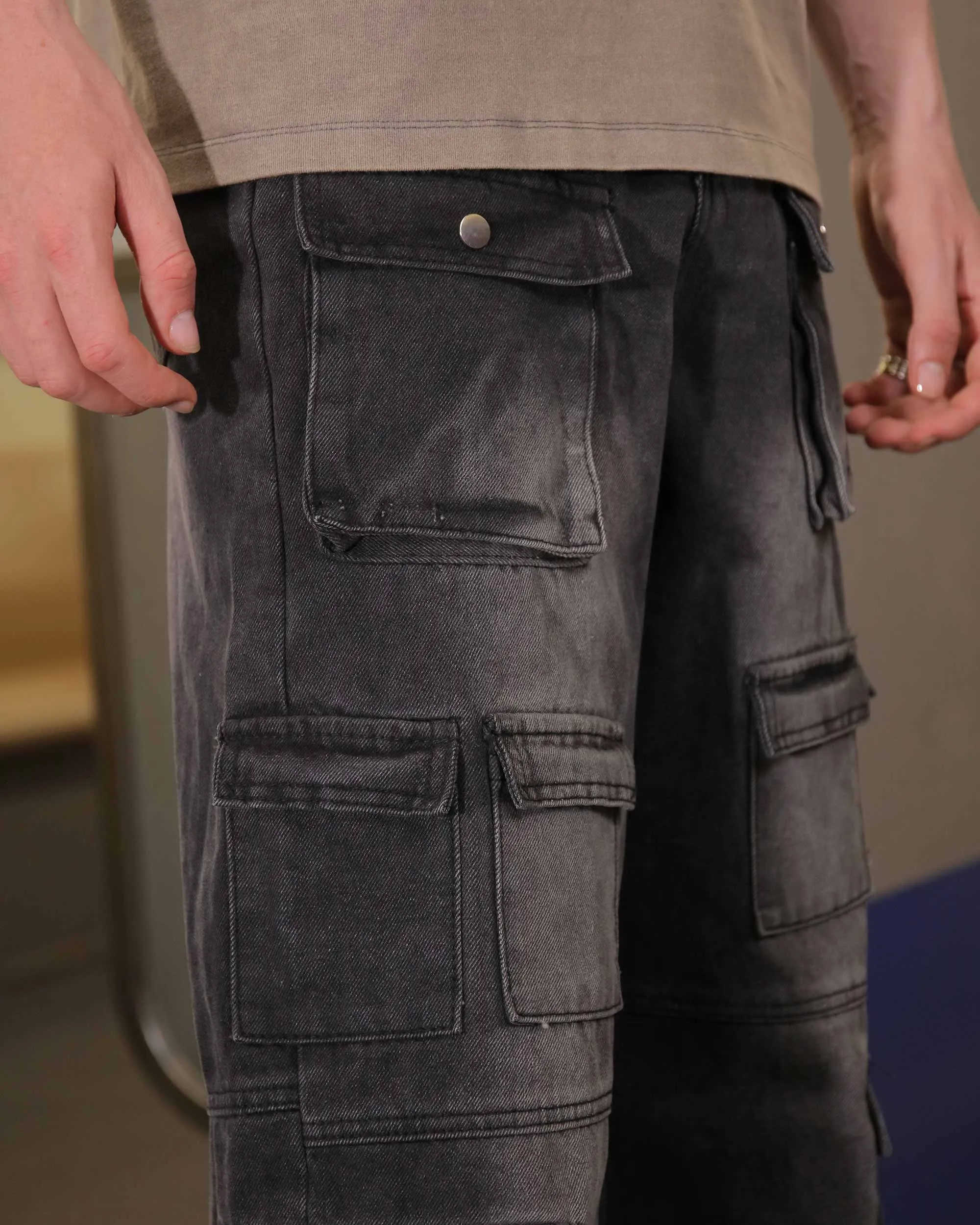 Fashionably Distressed Black Baggy Jeans with Multiple Pockets-Mexico Local Delivery