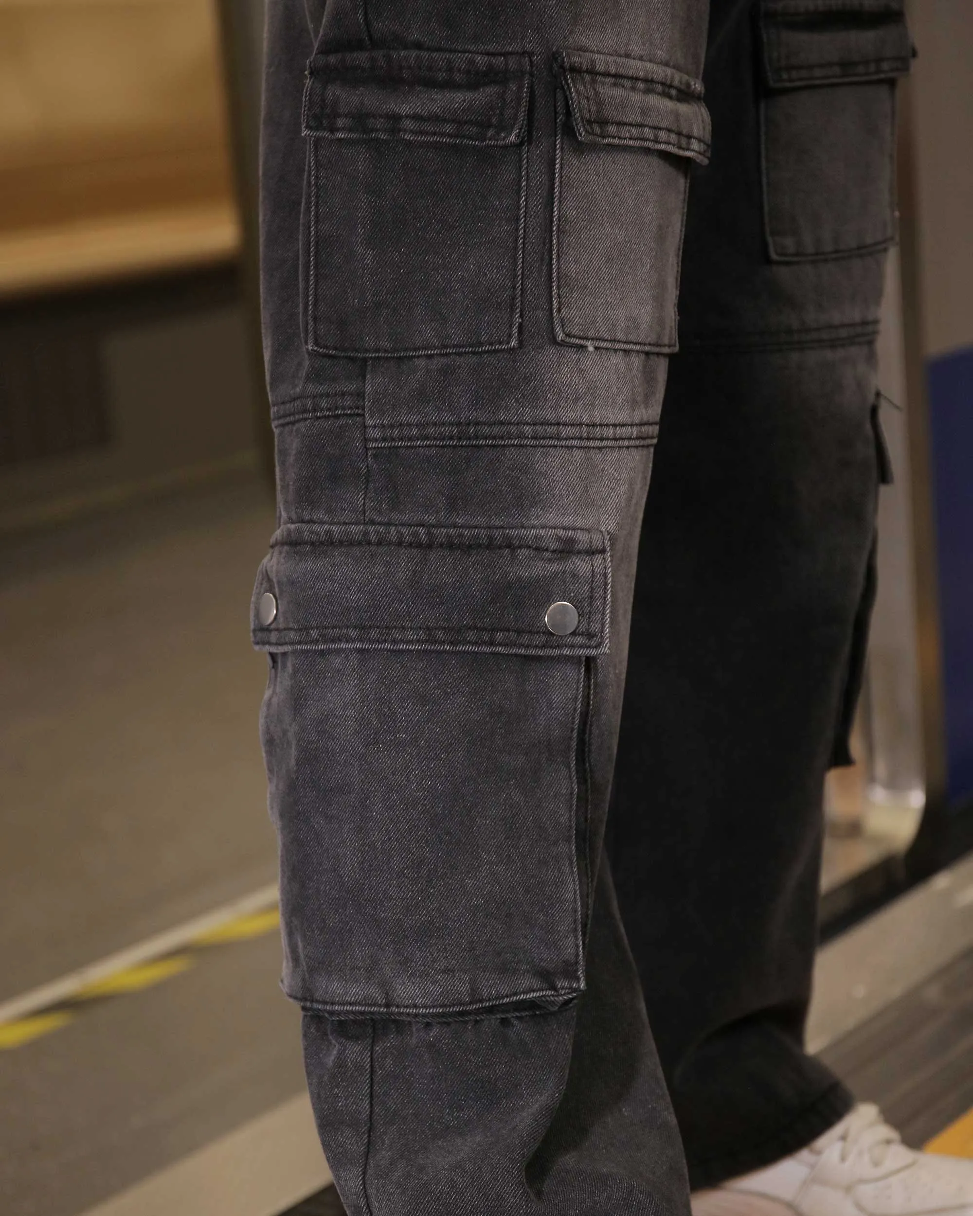 Fashionably Distressed Black Baggy Jeans with Multiple Pockets-Mexico Local Delivery